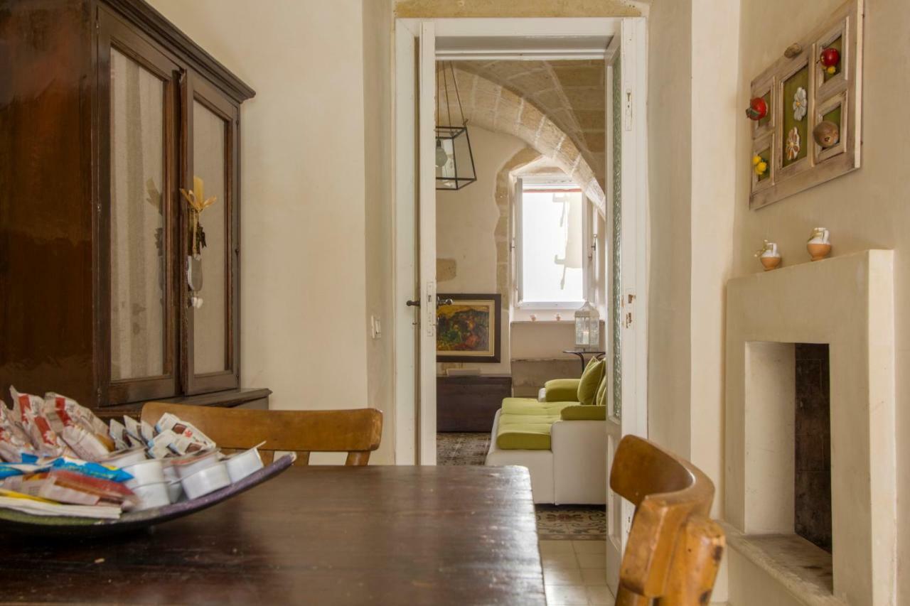Explore The Historic City On Foot From An Old Town House Lecce Esterno foto