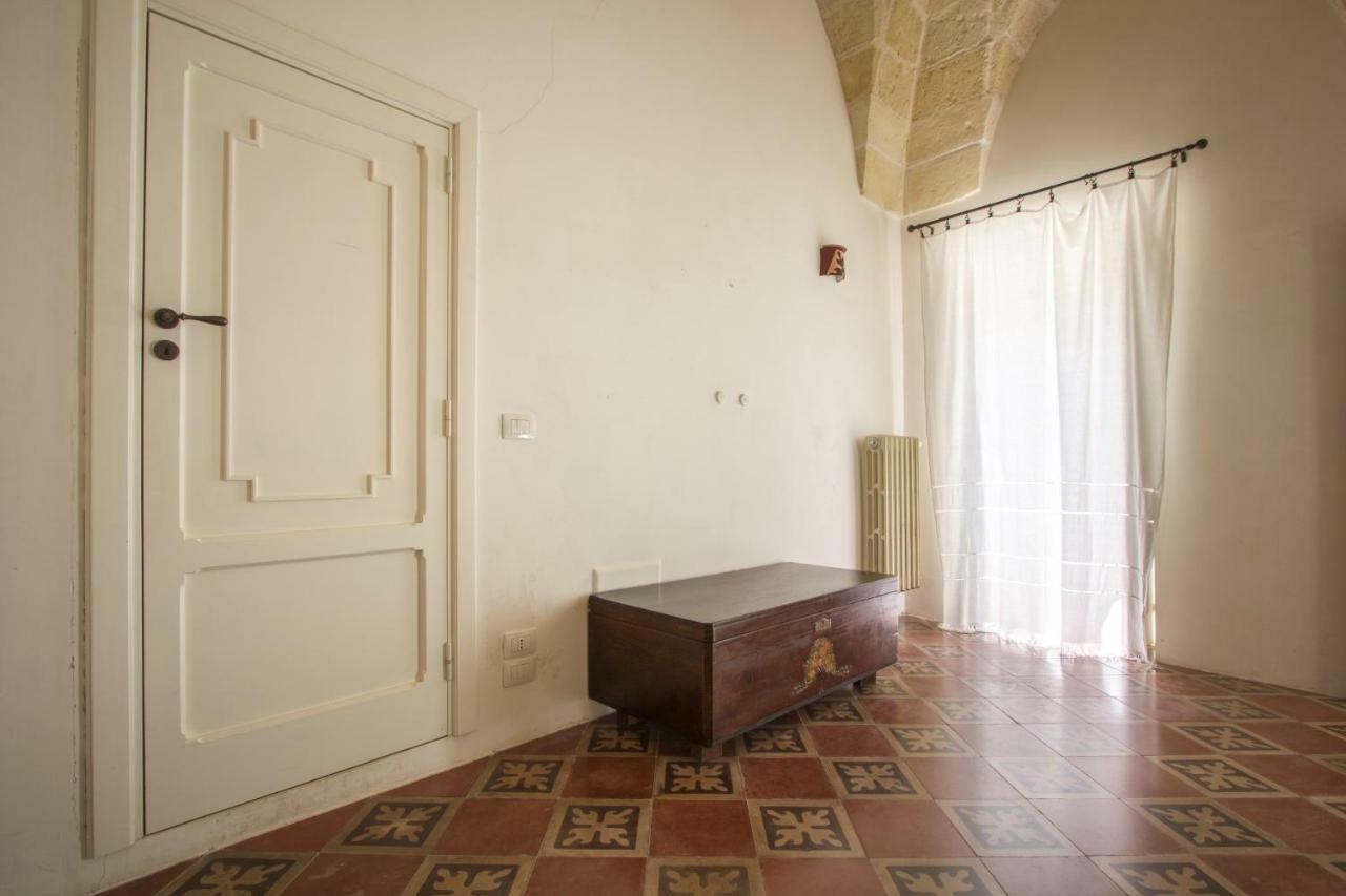 Explore The Historic City On Foot From An Old Town House Lecce Esterno foto