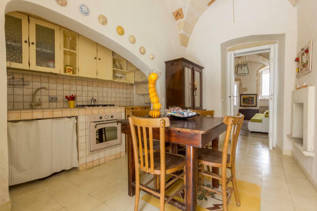 Explore The Historic City On Foot From An Old Town House Lecce Esterno foto