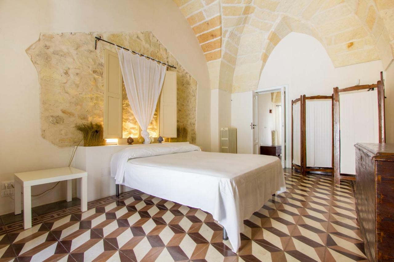 Explore The Historic City On Foot From An Old Town House Lecce Esterno foto