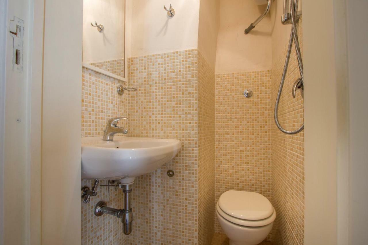 Explore The Historic City On Foot From An Old Town House Lecce Esterno foto