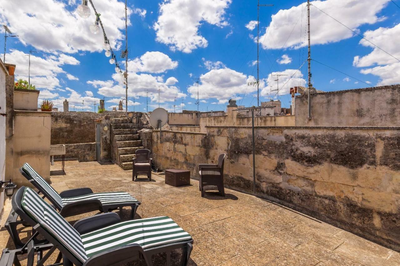 Explore The Historic City On Foot From An Old Town House Lecce Esterno foto